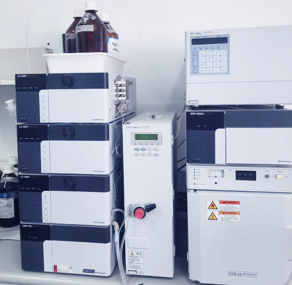 HPLC LC-20AT SHIMADZU con fluorescencia y detector de arreglo de diodo
